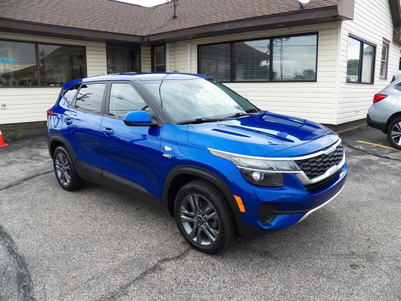 Used 2023 Kia Seltos LX AWD/4WD image 1