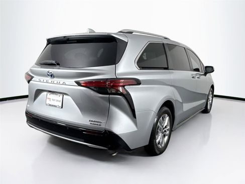 Certified 2023 Toyota Sienna Limited image 6