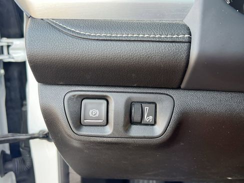 Used 2023 GMC Acadia SLT w/ LPO, Floor Liner Package image 17