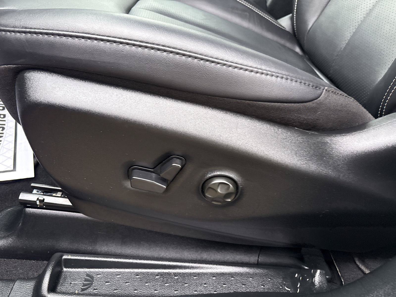 Used 2026 Chrysler Pacifica Select FWD image 16