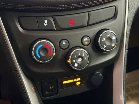 Used 2019 Chevrolet Trax LT w/ LT Convenience Package FWD image 16