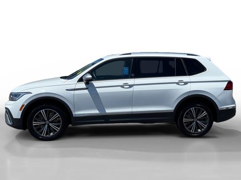 Used 2024 Volkswagen Tiguan SE AWD/4WD image 2
