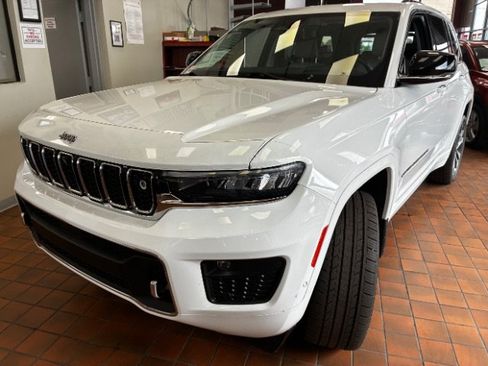Used 2022 Jeep Grand Cherokee Overland w/ Adv Protech Group III RWD image 8