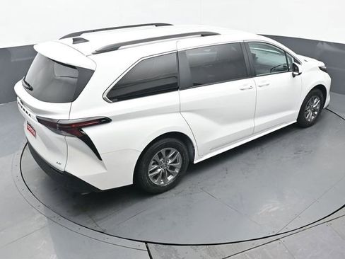 Used 2025 Toyota Sienna LE image 44