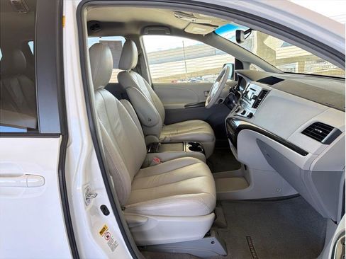 Used 2011 Toyota Sienna LE image 15