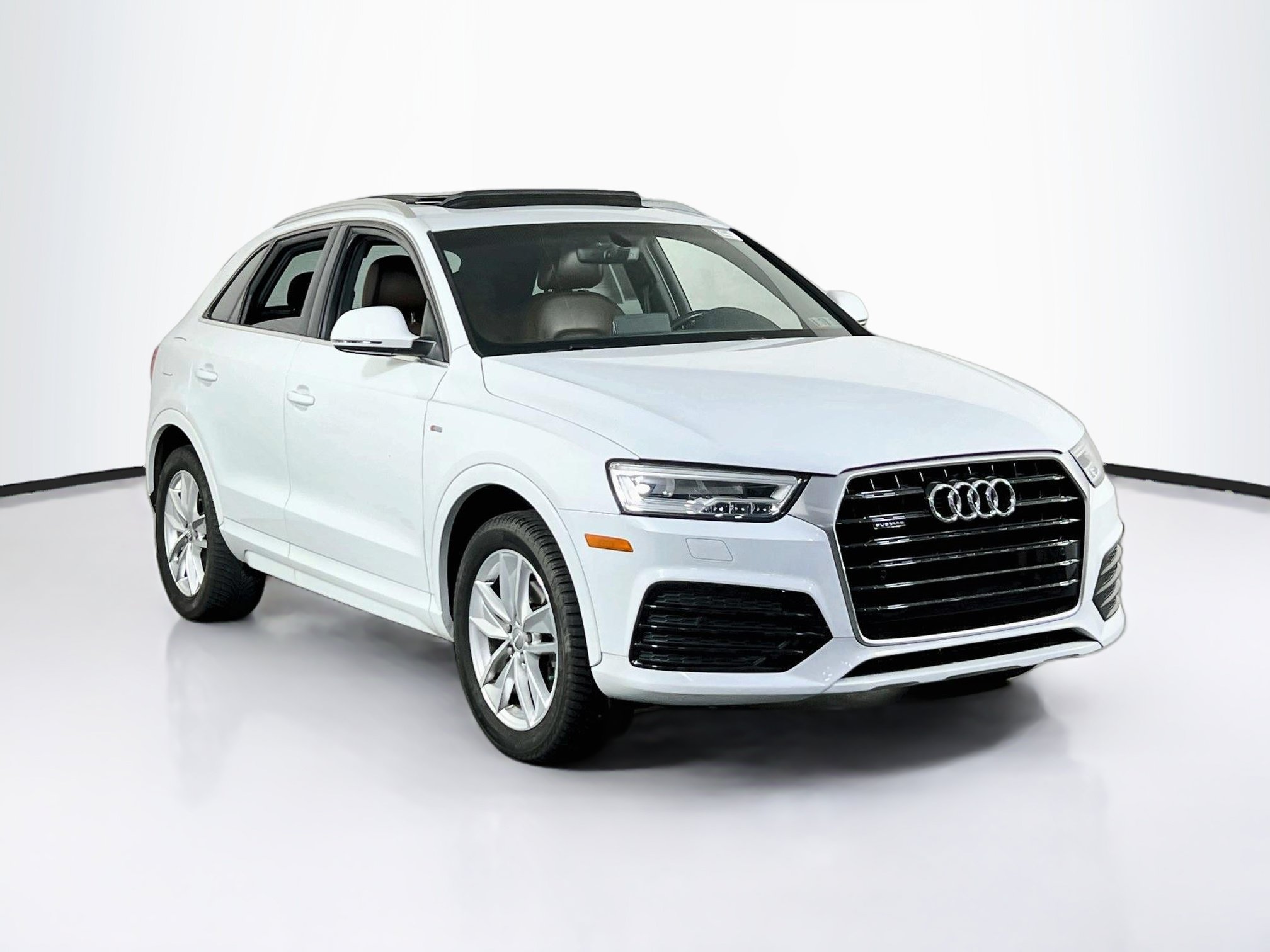 Used 2018 Audi Q3 2.0T Premium Plus w/ Premium Plus Package AWD/4WD image 3