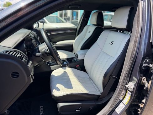 Used 2017 Chrysler 300 S AWD/4WD image 10