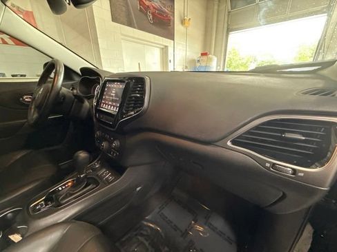 Used 2019 Jeep Cherokee Limited AWD/4WD image 28