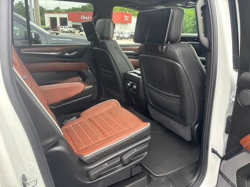 Used 2024 GMC Yukon XL Denali Ultimate AWD/4WD image 10