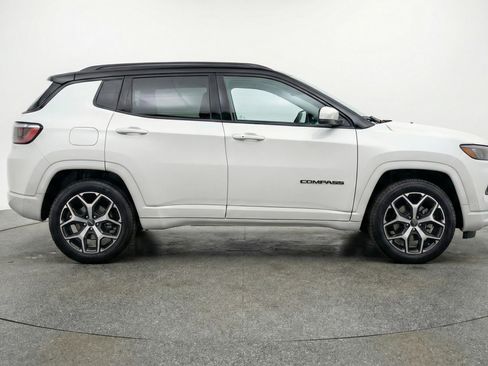 Used 2025 Jeep Compass Limited image 11