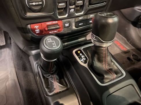 Used 2018 Jeep Wrangler Unlimited Rubicon AWD/4WD image 16