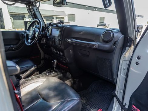 Used 2018 Jeep Wrangler Unlimited Rubicon AWD/4WD image 24
