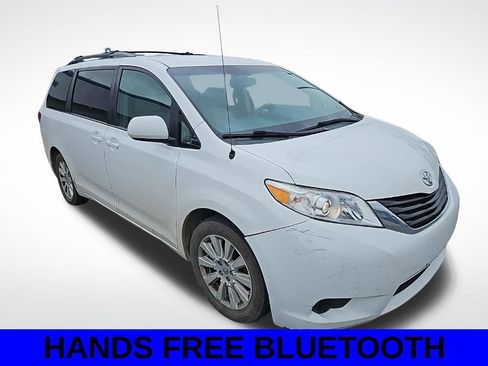 Used 2013 Toyota Sienna LE w/ Towing Pkg image 3