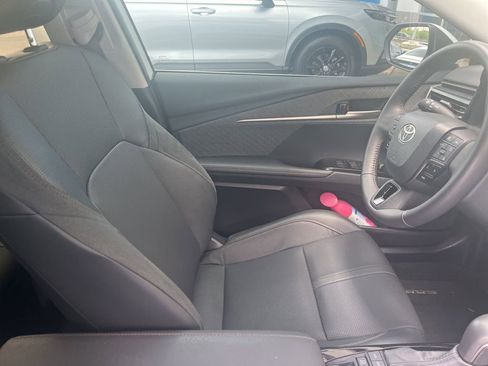 Used 2025 Toyota Camry XLE FWD image 4