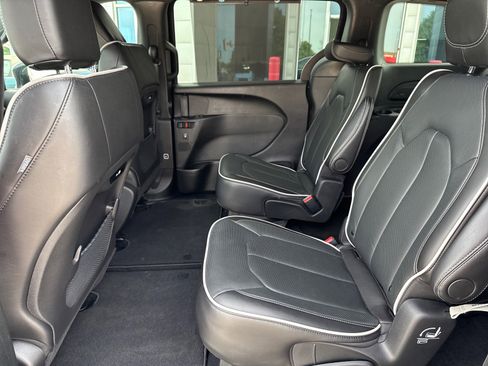 Used 2026 Chrysler Pacifica Limited FWD image 11