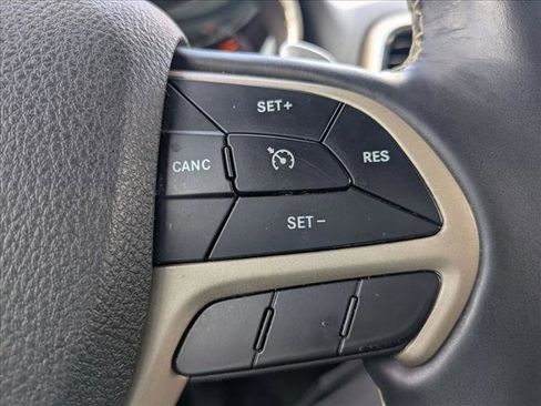 Used 2017 Jeep Grand Cherokee Limited RWD image 3