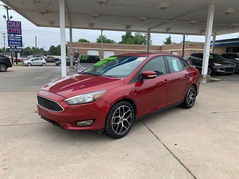 Used 2017 Ford Focus SEL FWD image 3
