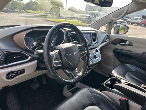 Used 2019 Chrysler Pacifica Touring-L FWD image 14