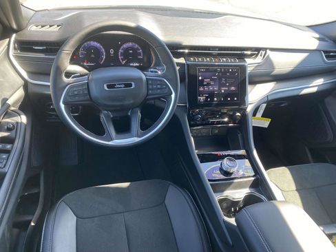 New 2025 Jeep Grand Cherokee Altitude image 19