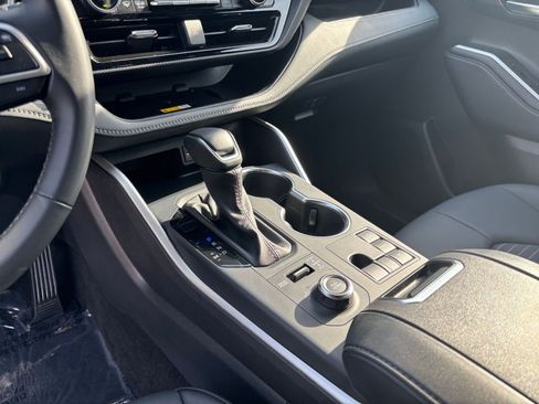 Used 2025 Toyota Highlander XSE AWD/4WD image 45