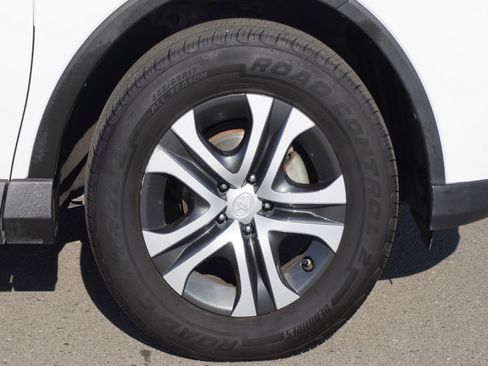 Used 2018 Toyota RAV4 LE image 5