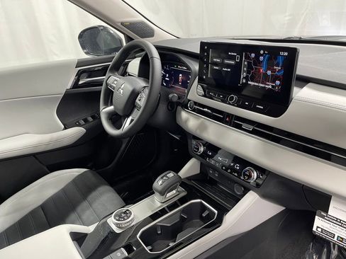 New 2025 Mitsubishi Outlander SE image 28