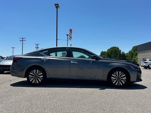 Used 2025 Nissan Altima 2.5 SV FWD image 7