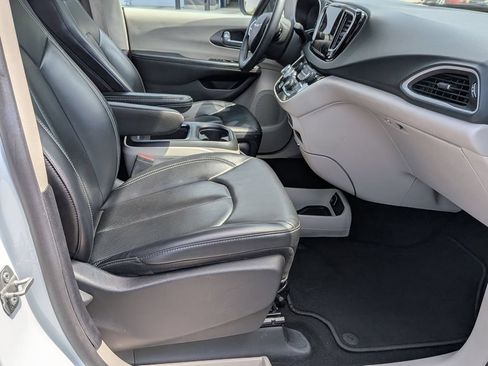 Used 2023 Chrysler Pacifica Touring-L FWD image 26