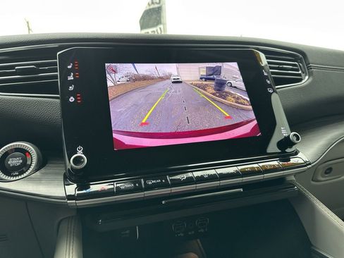 Used 2023 Jeep Wagoneer Series III w/ Preferred Equipment Group image 7