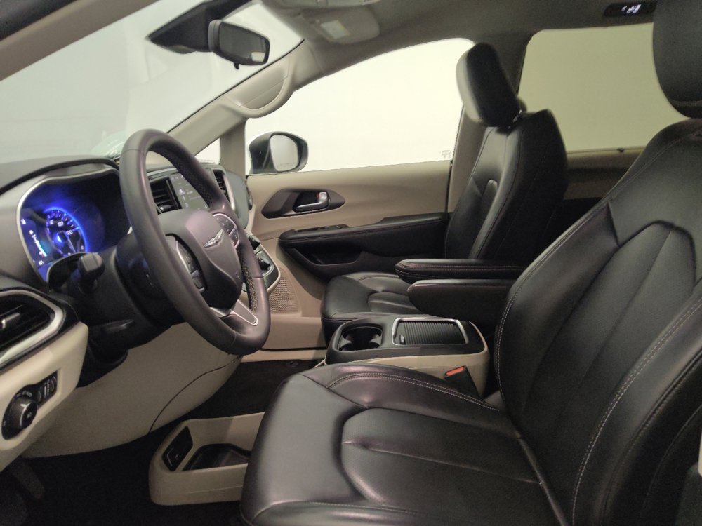 Used 2023 Chrysler Pacifica Touring-L FWD image 17
