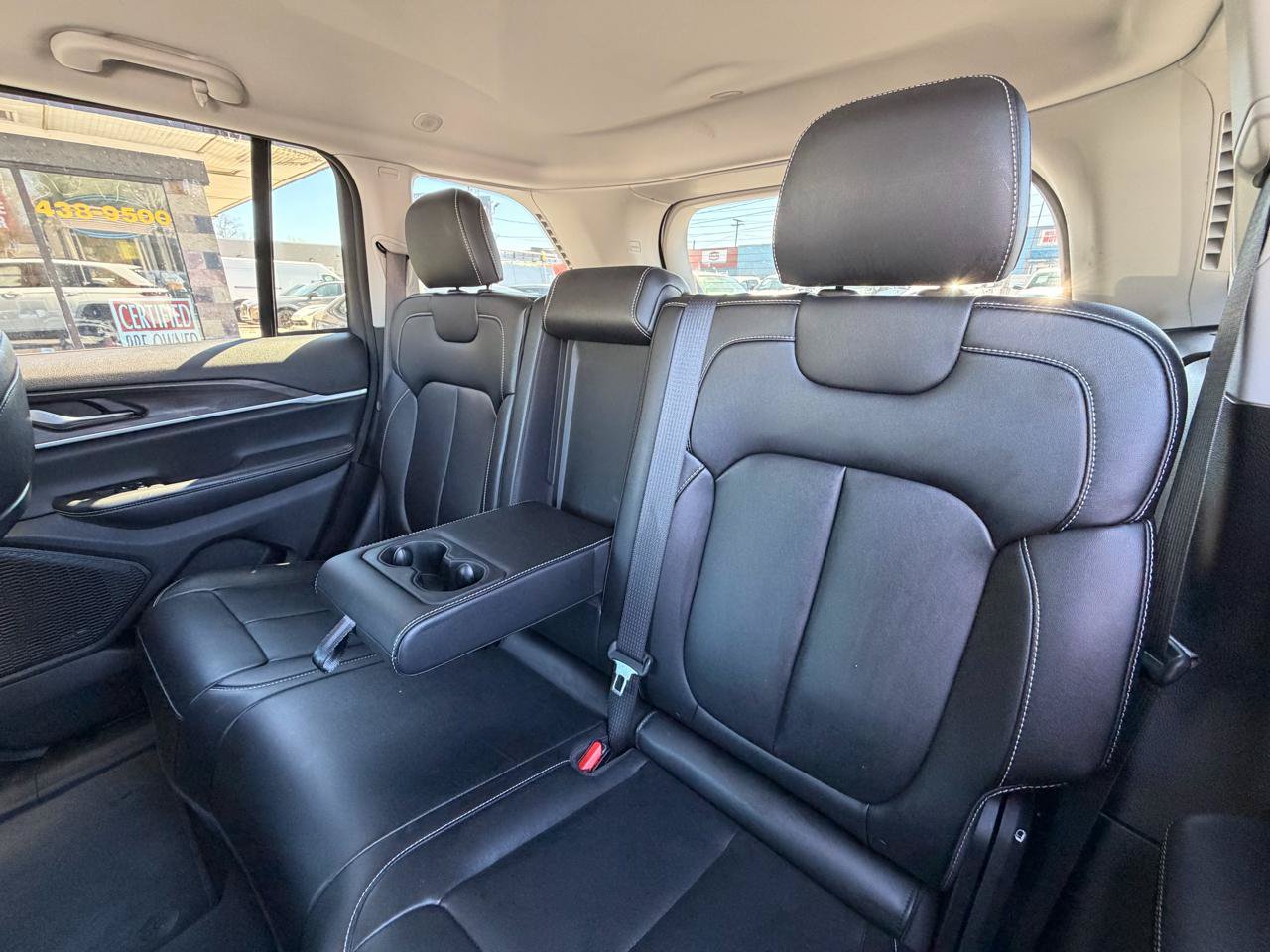 Used 2023 Jeep Grand Cherokee Limited AWD/4WD image 16