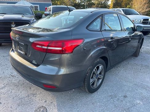 Used 2018 Ford Focus SE w/ SE Appearance Package image 4