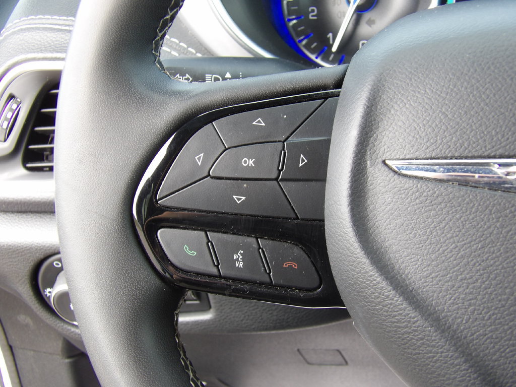 Used 2025 Chrysler Pacifica Limited FWD image 13