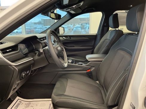 Certified 2024 Jeep Grand Cherokee Laredo image 13