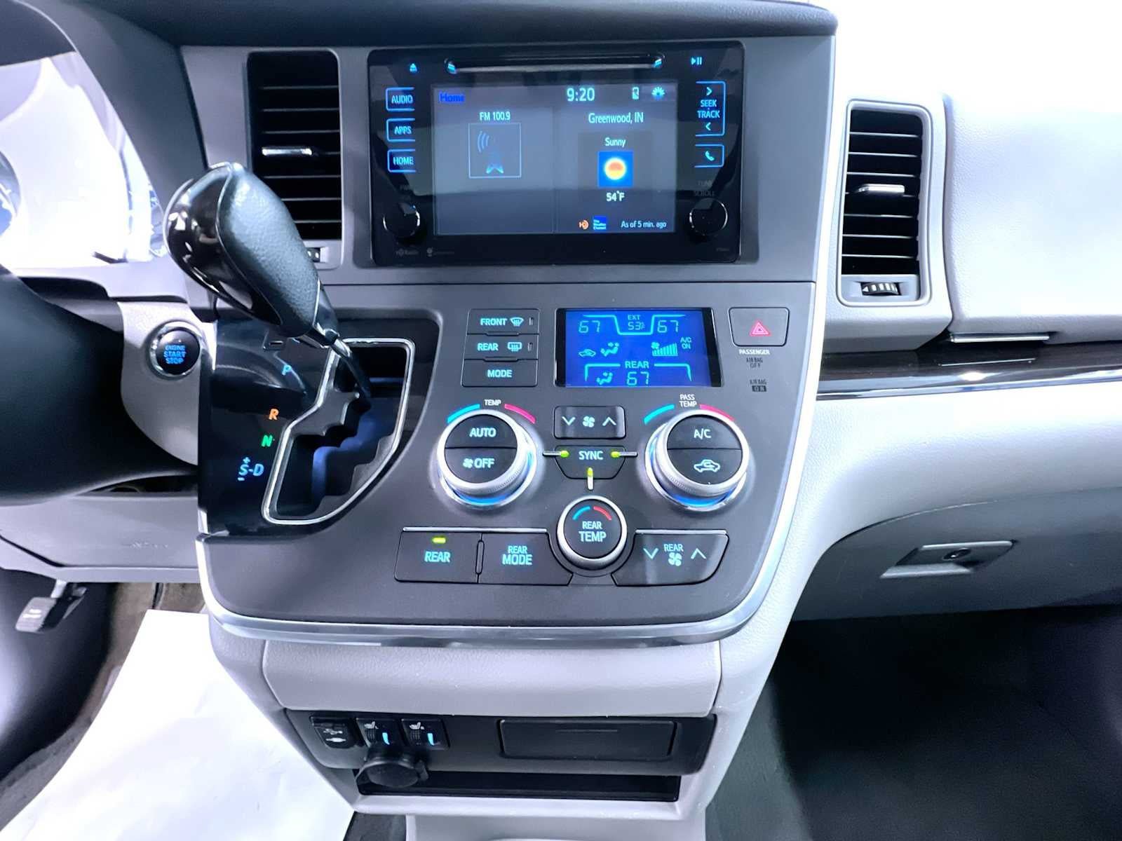 Used 2015 Toyota Sienna XLE FWD image 29