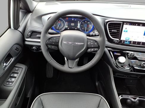 New 2026 Chrysler Pacifica Limited w/ Uconnect Theater Family Group image 15