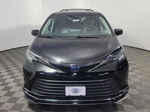 Used 2022 Toyota Sienna XLE image 13