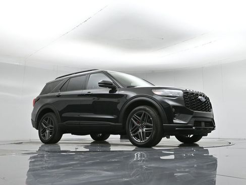 Used 2025 Ford Explorer ST-Line w/ ST-Line Street Pack image 4