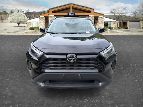 Used 2025 Toyota RAV4 XLE AWD/4WD image 2