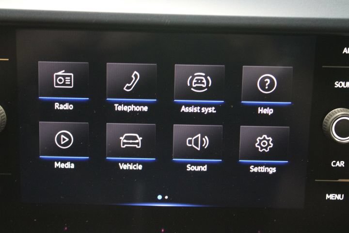 Used 2022 Volkswagen Taos SE w/ Panoramic Sunroof Package FWD image 4