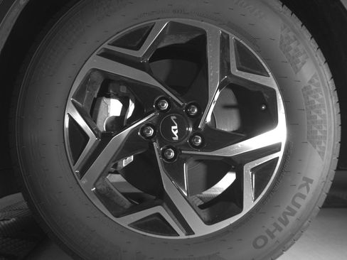 Used 2025 Kia Sportage LX image 12