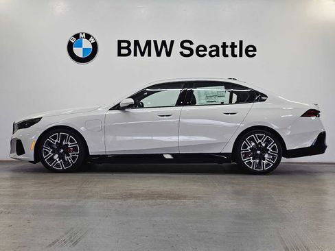 New 2026 BMW 550e xDrive 550e xDrive w/ Premium Package image 3