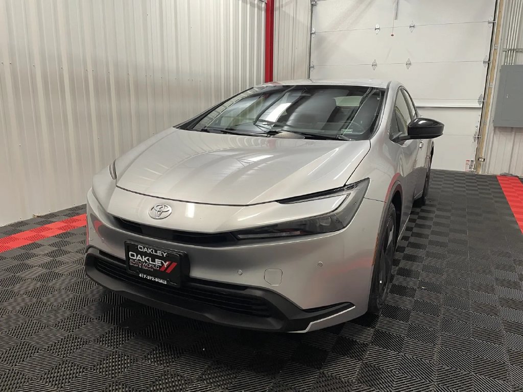 Used 2025 Toyota Prius LE FWD image 9