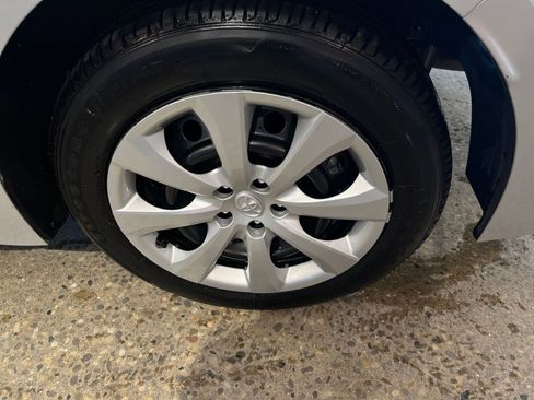 Used 2025 Toyota Corolla LE image 30