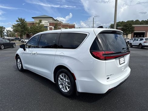 New 2026 Chrysler Pacifica Select image 5