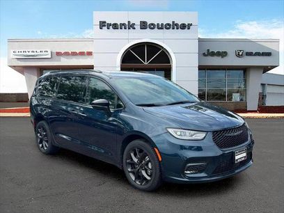 Certified 2025 Chrysler Pacifica Limited w/ Uconnect Theater Family Group