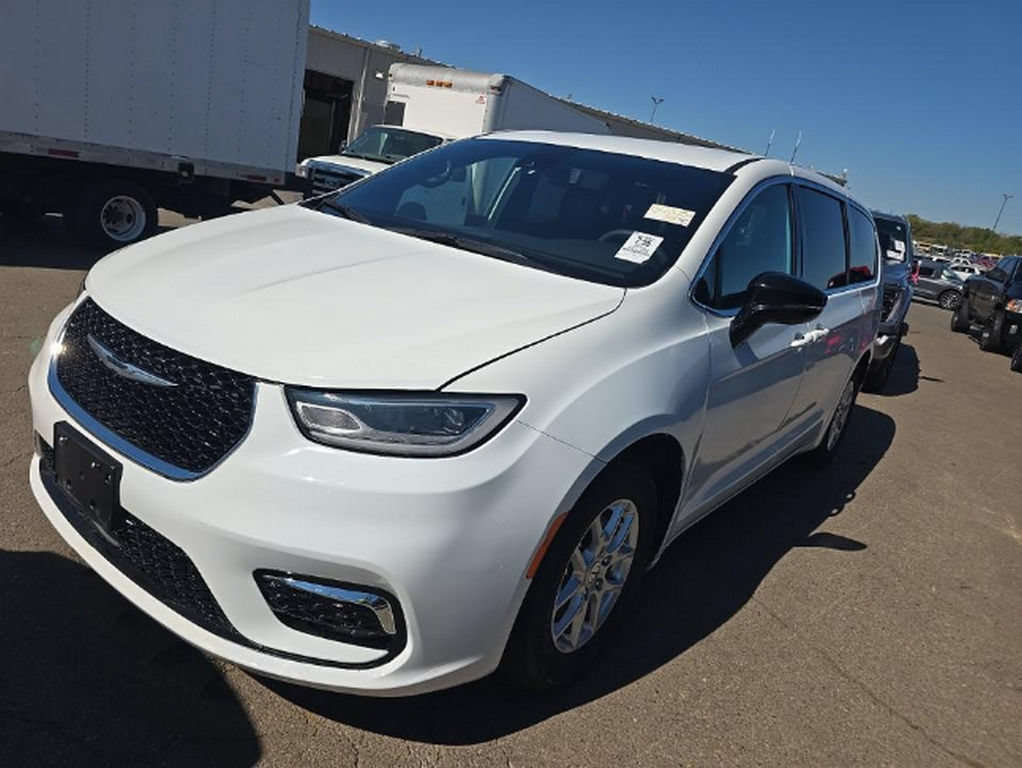 Used 2025 Chrysler Pacifica Select FWD image 2