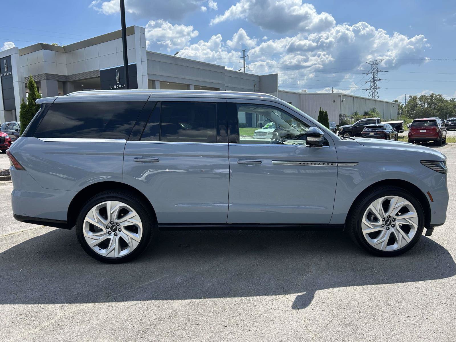 Certified 2025 Lincoln Navigator Reserve AWD/4WD image 2