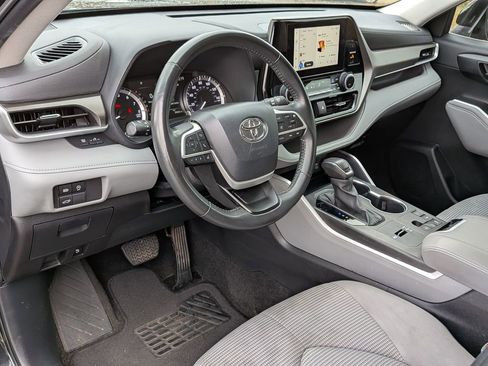 Used 2023 Toyota Highlander L image 17