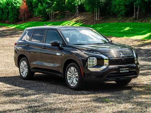 New 2025 Mitsubishi Outlander ES image 12